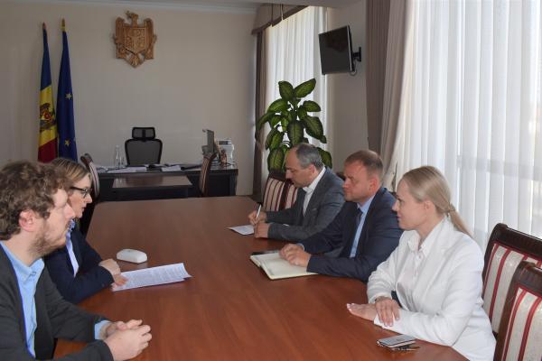 Viceprim-ministrul pentru reintegrare Roman Roșca în dialog cu șefa adjunctă a Misiunii OSCE în Moldova, Izabela Sylwia Hartmann